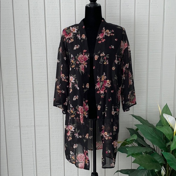 Wallflower Tops - Pretty Flower Kimono